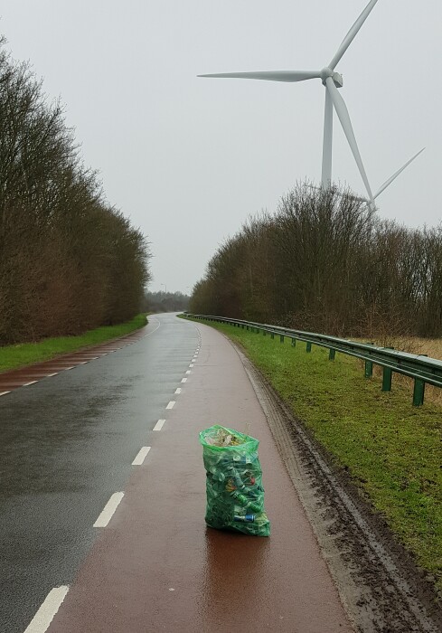schone berm Hellegatsplein 10-3-2021 16.30 uur. opgeruimd 1 zak plastic vooral blikjes bier en energy drank